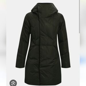 Under Armour Green Puffer Jacket with Hood and Fitted Design